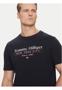 TOMMY HILFIGER - Tommy Hilfiger T-Shirt Center Stack MW0MW38621 Granatowy Regular Fit. Kolor: niebieski. Materiał: bawełna