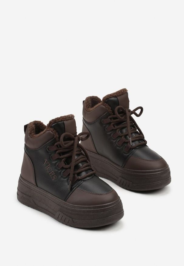 Born2be - Czarno-Brązowe Sneakersy Śniegowce Vices na Grubej Podeszwie z Tłoczeniem Ozdobione Napisem Fettania. Okazja: na co dzień. Kolor: czarny. Materiał: jeans, puch, skóra. Wzór: aplikacja, napisy