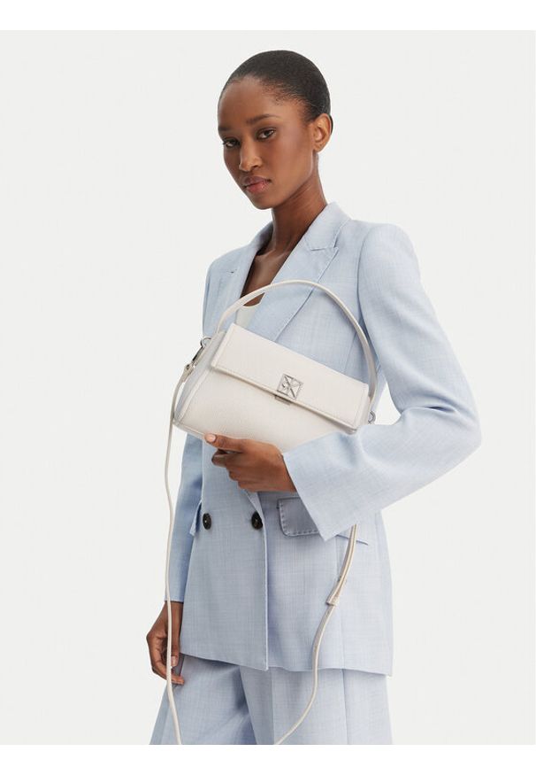 Calvin Klein Torebka Emblem Hw Pebble Shoulder Bag 25 LV04F3425G Biały. Kolor: biały. Materiał: skórzane