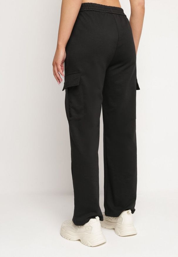 Born2be - Czarne Bawełniane Spodnie z Gumką w Pasie i Kieszeniami Typu Cargo Kalanielle. Okazja: na co dzień. Kolor: czarny. Materiał: bawełna. Styl: elegancki, casual