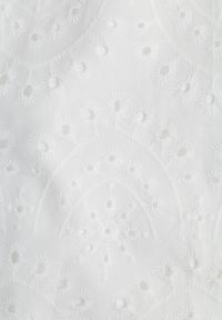 Renee - Biała Haftowana Sukienka Bawełniana o Rozkloszowanym Fasonie Laquita. Okazja: na co dzień. Typ kołnierza: dekolt w kształcie V. Kolor: biały. Materiał: bawełna. Długość rękawa: krótki rękaw. Wzór: haft. Typ sukienki: rozkloszowane, proste. Styl: casual, elegancki #5