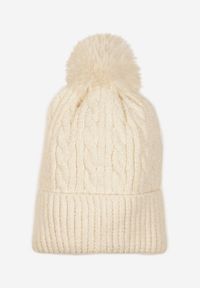 Renee - Jasnobeżowa Czapka w Ozdobny Warkoczowy Splot z Pomponem Emmilae. Kolor: beżowy. Materiał: dzianina, materiał. Wzór: ze splotem. Styl: casual, elegancki #1