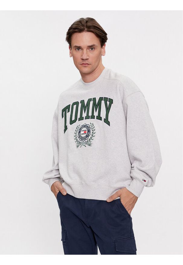 Tommy Jeans Bluza College Graphic DM0DM16804 Szary Boxy Fit. Kolor: szary. Materiał: bawełna
