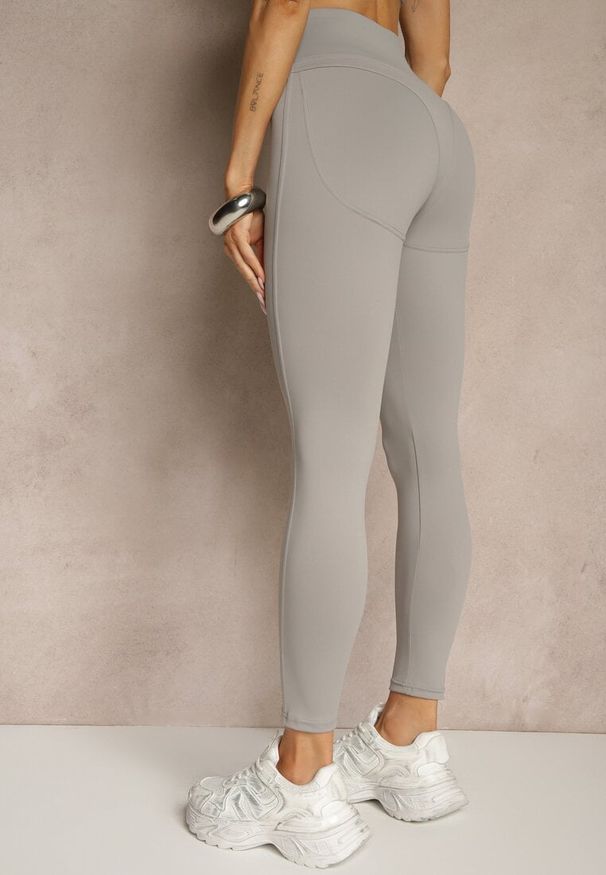 Renee - Jasnoszare Legginsy z Ozdobnymi Przeszyciami z Efektem Modelowania Carittia. Okazja: na co dzień. Kolor: szary. Długość: długie. Styl: elegancki, casual