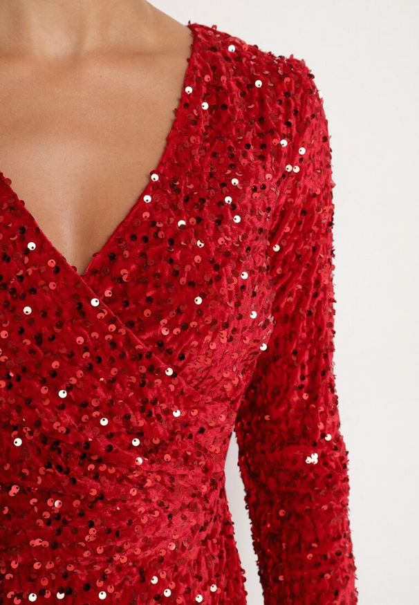 Born2be - Czerwona Dopasowana Cekinowa Sukienka z Kopertowym Dekoltem i Asymetrycznym Wycięciem Rinnalith. Okazja: na imprezę. Kolor: czerwony. Typ sukienki: asymetryczne, kopertowe. Styl: elegancki, klasyczny