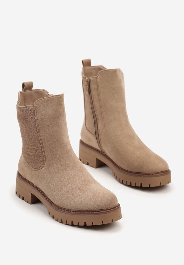 Born2be - Ciemnobeżowe Płaskie Botki w Stylu Sztybletów z Elastyczną Wstawką Belarielle. Okazja: na co dzień. Kolor: beżowy. Materiał: jeans. Obcas: na obcasie. Styl: elegancki, casual. Wysokość obcasa: niski