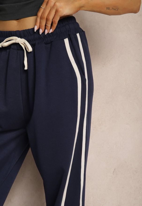 Renee - Granatowe Spodnie z Wiskozą High Waist o Szerokim Kroju Ozdobione Lamówką Lulora. Stan: podwyższony. Kolor: niebieski. Materiał: wiskoza. Długość: długie. Wzór: aplikacja