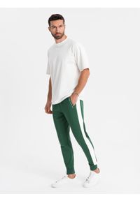 Ombre Clothing - Dresowe męskie spodnie joggery z kontrastowymi lampasami – ciemnozielone V7. Kolor: zielony. Materiał: dresówka. Wzór: aplikacja. Styl: retro, sportowy #5