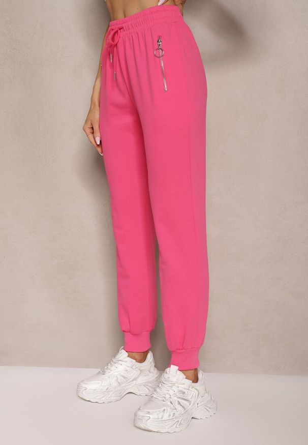 Renee - Fuksjowe Spodnie Dresowe Typu Joggery z Kieszeniami na Suwak Fellina. Okazja: na co dzień. Kolor: różowy. Materiał: dresówka. Styl: klasyczny, elegancki, casual