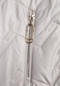 Born2be - Jasnoszara Przejściowa Kamizelka Pikowana o Długim Kroju z Kapturem i Naszywką Harmaste. Okazja: na co dzień. Typ kołnierza: kaptur. Kolor: szary. Materiał: jeans. Długość: długie. Wzór: aplikacja. Styl: casual #4