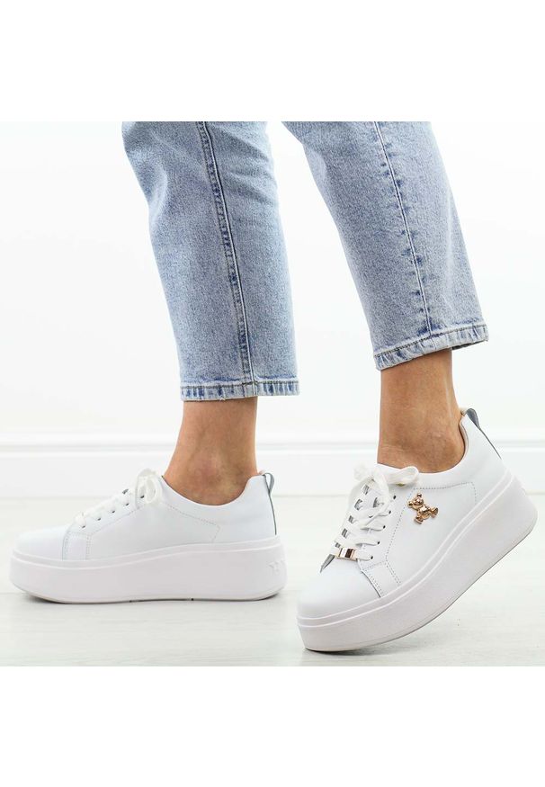 Białe skórzane sneakersy damskie na platformie Filippo Dp6246/25. Okazja: na co dzień. Kolor: biały. Materiał: skóra. Szerokość cholewki: normalna. Wzór: aplikacja. Sezon: wiosna, jesień, lato. Obcas: na platformie