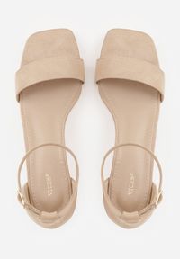 Renee - Ciemnobeżowe Eleganckie Sandały VICES na Klockowym Obcasie z Paskiem Wokół Kostki Undimora. Zapięcie: pasek. Kolor: beżowy. Materiał: zamsz, skóra. Sezon: lato. Obcas: na obcasie. Styl: elegancki. Wysokość obcasa: średni #9