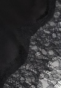 Born2be - Czarna Satynowa Spódnica o Asymetrycznym Kroju z Koronką Arlivia. Kolor: czarny. Materiał: koronka, satyna. Wzór: koronka. Styl: elegancki, klasyczny #8