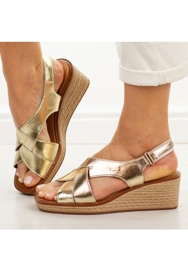 Złote skórzane sandały damskie na koturnie Sergio Leone Sk297s. Okazja: na co dzień, na spacer. Zapięcie: rzepy. Kolor: złoty. Materiał: skóra. Sezon: wiosna, lato. Obcas: na koturnie. Styl: casual