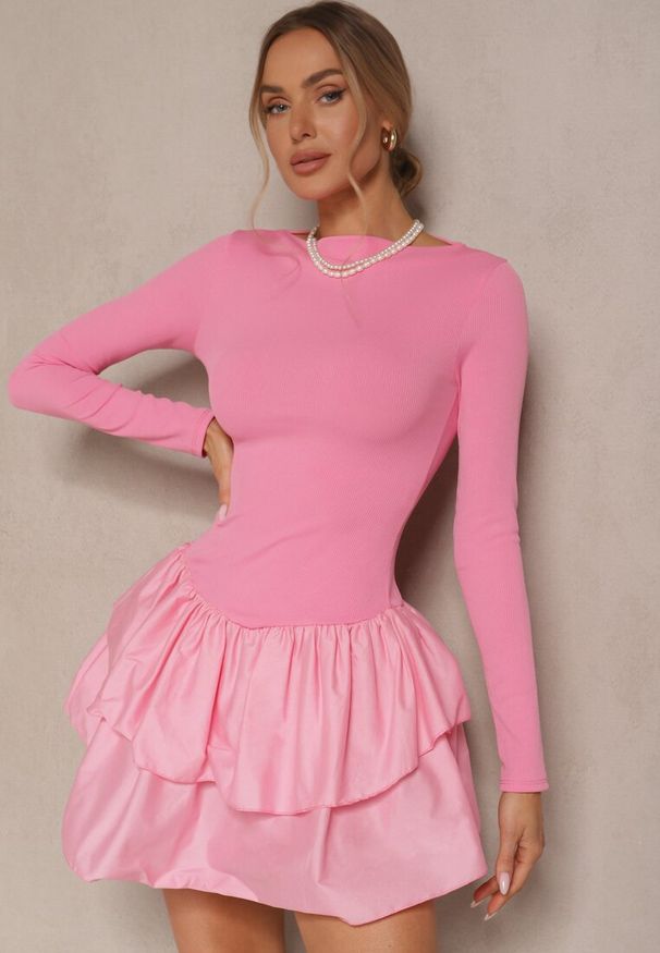 Renee - Różowa Sukienka Longsleeve o Rozkloszowanym Kroju z Falbanką Reline. Okazja: na co dzień. Kolor: różowy. Materiał: skóra. Długość rękawa: długi rękaw. Typ sukienki: proste. Styl: klasyczny, elegancki, casual