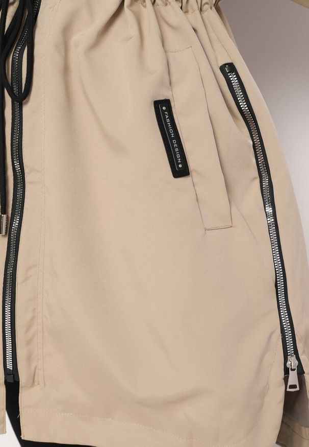 Born2be - Beżowa Kurtka Parka z Kapturem Ściągana w Pasie Troczkiem Mavanis. Okazja: na co dzień. Typ kołnierza: kaptur. Kolor: beżowy. Materiał: jeans. Długość rękawa: długi rękaw. Długość: długie. Styl: klasyczny, elegancki, casual