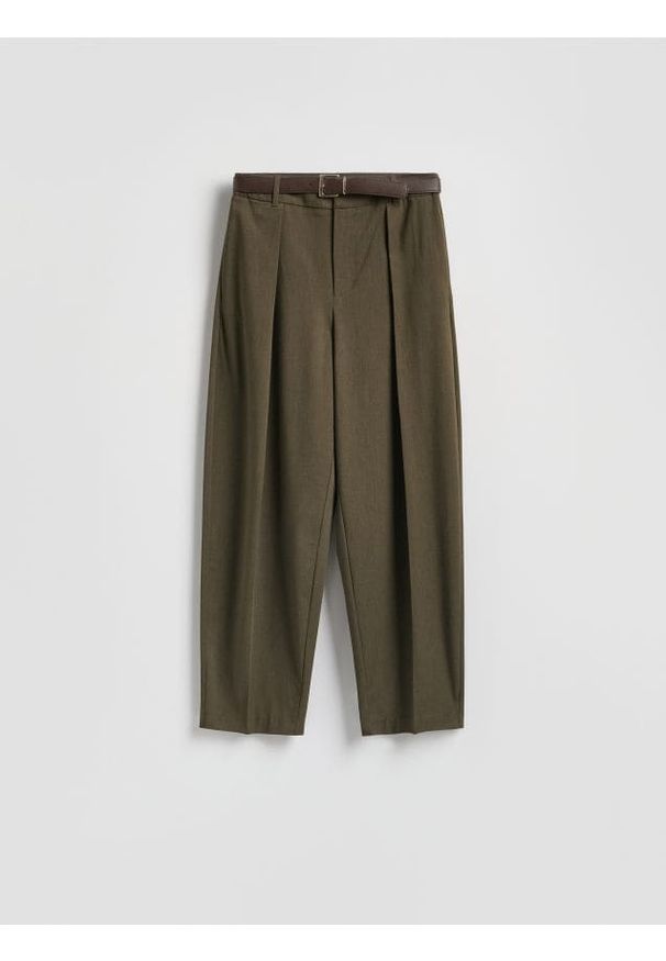 Reserved - Spodnie z paskiem - zielony. Kolor: zielony. Materiał: wiskoza, tkanina