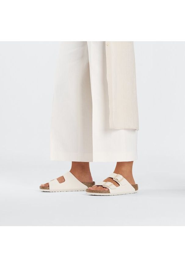 Birkenstock - BIRKENSTOCK ARIZONA BF EGGSHELL Klapki damskie. Okazja: na plażę, na co dzień. Kolor: beżowy. Materiał: jeans, materiał, skóra. Wzór: paski. Sezon: lato. Styl: elegancki, casual, klasyczny