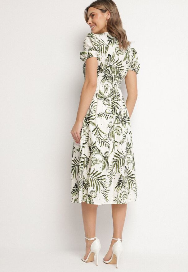 Born2be - Zielona Rozkloszowana Sukienka z Dekoltem w Serek Zdobiona Roślinnym Wzorem Evilirae. Okazja: na co dzień, do pracy, na spotkanie biznesowe. Typ kołnierza: dekolt w serek. Kolor: zielony. Wzór: aplikacja. Styl: biznesowy, casual