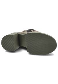 Zielone Botki Karino Modne Buty Na Obcasie. Kolor: zielony. Materiał: welur, zamsz. Obcas: na obcasie. Styl: klasyczny. Wysokość obcasa: średni #7