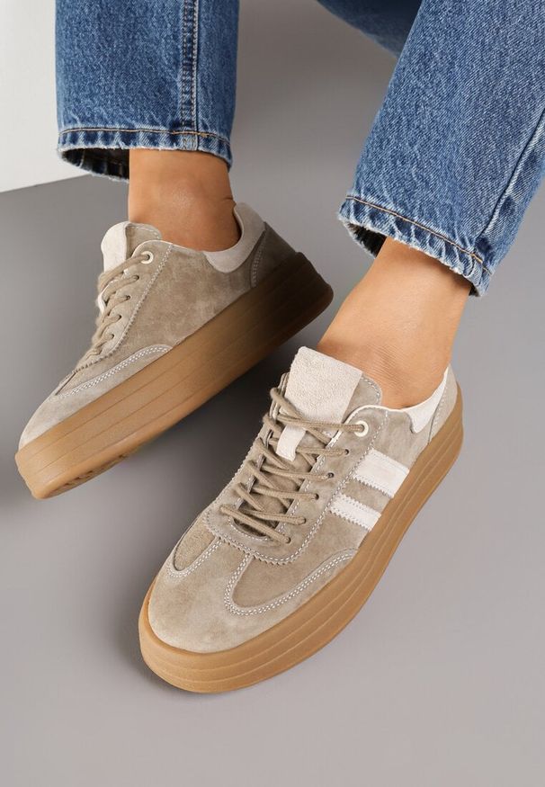 Renee - Ciemnobeżowe Sneakersy Zamszowe na Platformie ze Skórzaną Wkładką Ozdobione Paskiem Adivrie. Okazja: na co dzień. Zapięcie: pasek. Kolor: beżowy. Materiał: skóra, zamsz. Wzór: aplikacja. Obcas: na platformie