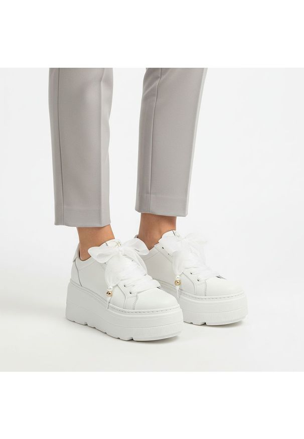 CheBello - Sneakersy damskie Chebello, model na podwyższonej platformie z cholewką ze skóry naturalnej, wiązany szerokimi tasiemkami, z masywną podeszwą o wyraź. Okazja: na co dzień. Kolor: biały. Materiał: skóra. Szerokość cholewki: normalna. Wzór: grochy. Obcas: na platformie. Styl: casual, elegancki, sportowy, klasyczny