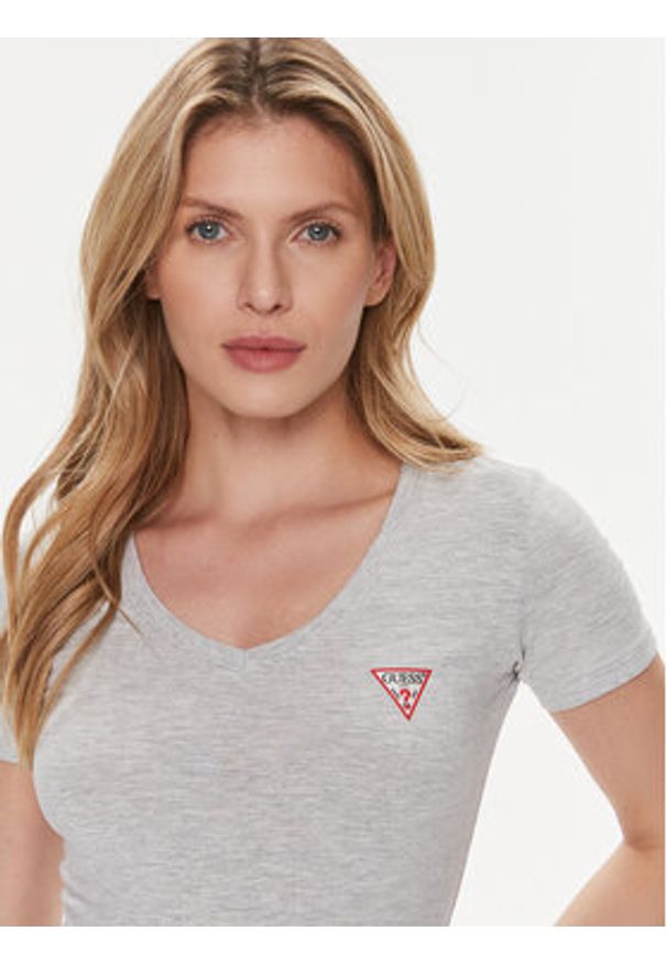 Guess T-Shirt W2YI45 J1314 Szary Slim Fit. Kolor: szary. Materiał: bawełna