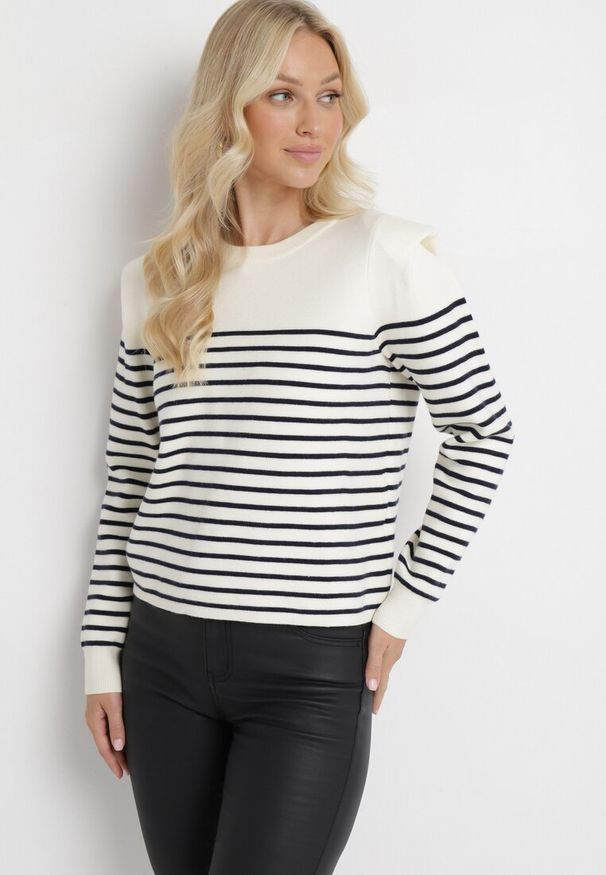 Born2be - Beżowo-Granatowy Sweter w Cienkie Paskiz Poduszkami na Ramionach Gefonde. Kolor: beżowy. Wzór: paski