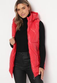 Born2be - Czerwona Pikowana Kamizelka z Kapturem Incanto. Typ kołnierza: kaptur. Kolor: czerwony. Wzór: geometria #5