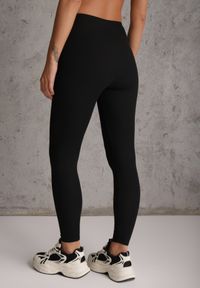 Renee - Czarne Prążkowane Legginsy High Waist z Haftowanym Napisem z Boku Eunedeia. Okazja: na co dzień. Stan: podwyższony. Kolor: czarny. Materiał: prążkowany. Długość: krótkie. Wzór: napisy, haft. Styl: elegancki, casual #4
