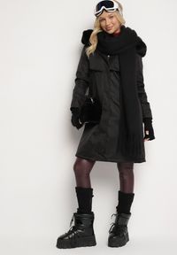 Born2be - Czarna Kurtka za Kolano ze Ściągaczem i Kapturem z Futerkiem Adoresa. Okazja: na co dzień. Kolor: czarny. Materiał: futro. Styl: casual #3