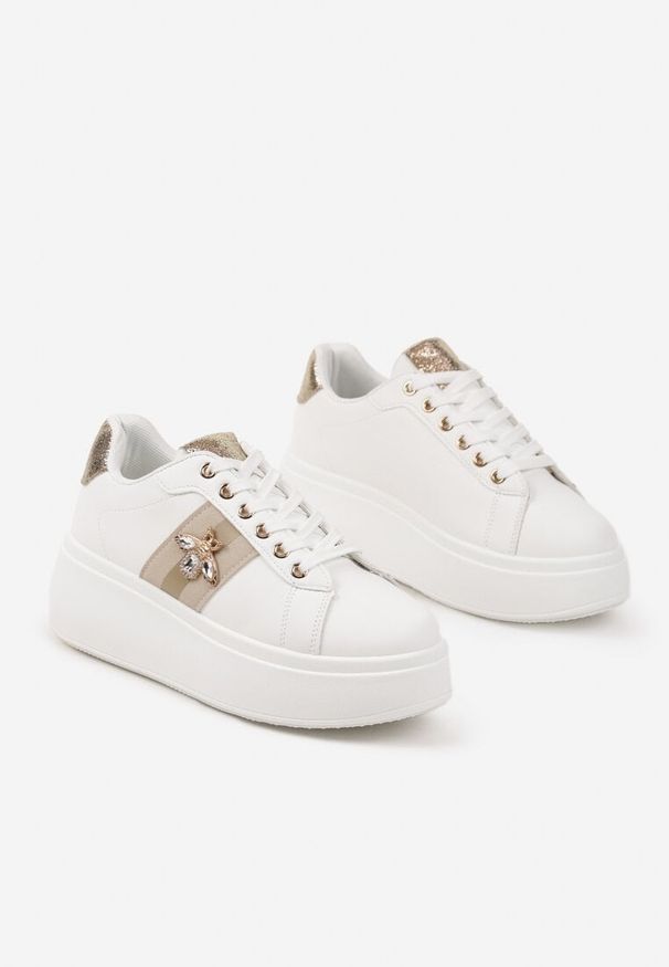 Born2be - Biało-Złote Sneakersy na Platformie z Kryształowym Owadem na Cholewce Elanorila. Okazja: na co dzień. Kolor: biały. Materiał: jeans. Szerokość cholewki: normalna. Wzór: aplikacja. Obcas: na platformie