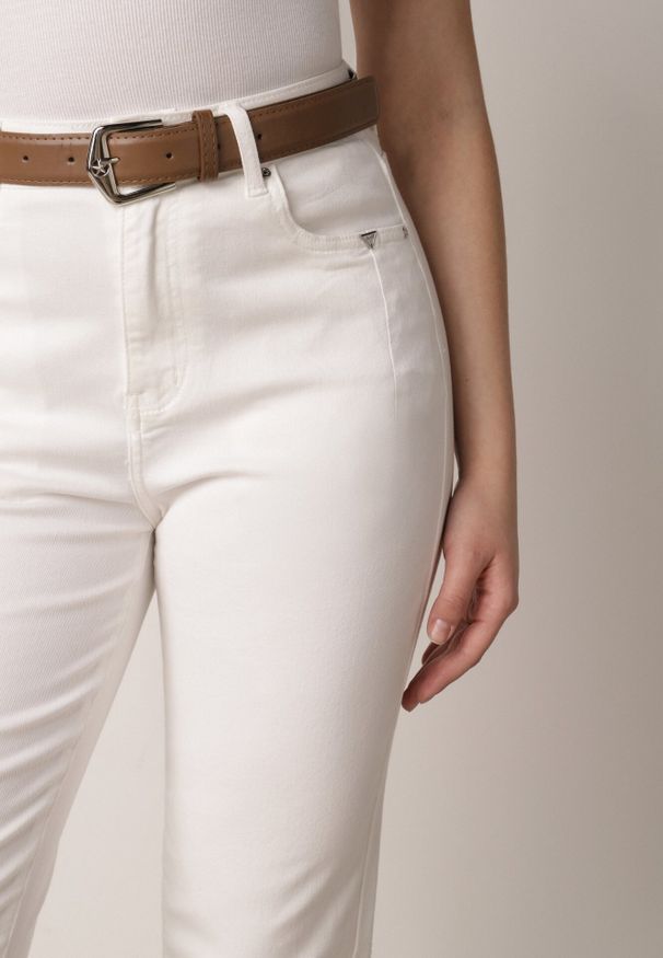 Born2be - Białe Jeansy o Kroju Mom Fit z Bawełną i Wiskozą Ozdobione Paskiem Salmirra. Okazja: na co dzień. Stan: podwyższony. Kolor: biały. Wzór: aplikacja. Styl: casual
