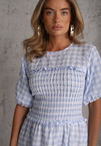 Renee - Jasnoniebieska Sukienka w Stylu Boho z Bawełną w Kratę i Marszczoną Górą Diomereia. Okazja: na co dzień. Kolor: niebieski. Materiał: bawełna. Sezon: lato. Typ sukienki: proste, rozkloszowane. Styl: boho #3