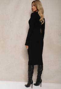 Renee - Czarna Sweterkowa Sukienka z Wiskozą i Modalem o Dopasowanym Kroju z Kołnierzykiem Sealiea. Kolor: czarny. Materiał: wiskoza. Wzór: prążki. Typ sukienki: kopertowe, oversize, dopasowane. Styl: elegancki #3