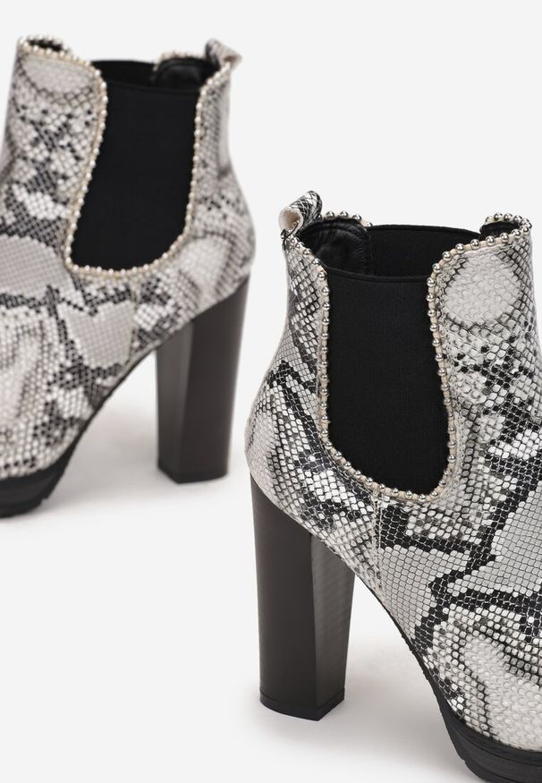 Renee - Wężowe Botki na Słupku z Gumką i Ozdobnymi Nitami Say It. Okazja: na co dzień. Kolor: czarny. Materiał: jeans, skóra. Obcas: na słupku. Styl: rockowy, elegancki, casual