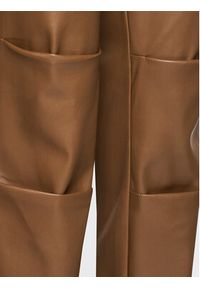 NA-KD Spodnie z imitacji skóry 1018-009353-1408-581 Brązowy Regular Fit. Kolor: brązowy. Materiał: skóra #3