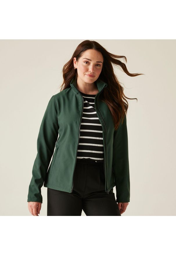 Regatta - Softshell roboczy damski Ablaze. Kolor: zielony. Materiał: softshell. Sezon: zima, jesień. Sport: turystyka piesza