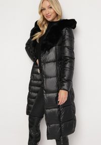 Born2be - Czarna Pikowana Kurtka za Kolano z Ozdobnym Futerkiem Velveti. Kolor: czarny. Materiał: futro. Wzór: aplikacja #2