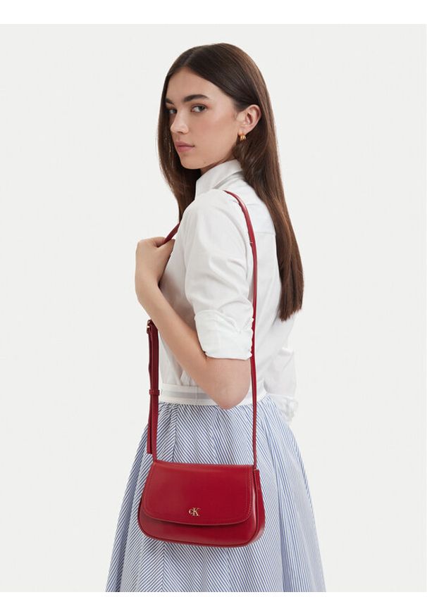 Calvin Klein Torebka Ck Flap Camera Bag LV04F3421G Bordowy. Kolor: czerwony. Materiał: skórzane