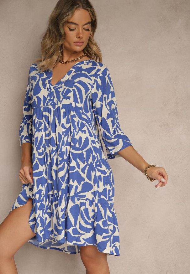 Renee - Niebieska Sukienka z Wiskozy o Rozkloszowanym Kroju w Abstrakcyjny Wzór Lirese. Okazja: na co dzień. Kolor: niebieski. Materiał: wiskoza. Styl: elegancki, casual