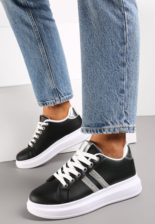 Renee - Czarne Sznurowane Sneakersy z Imitacji Skóry Ozdobione Paskami z Cyrkoniami Isolinna. Okazja: na co dzień. Zapięcie: pasek. Kolor: czarny. Materiał: skóra. Wzór: aplikacja