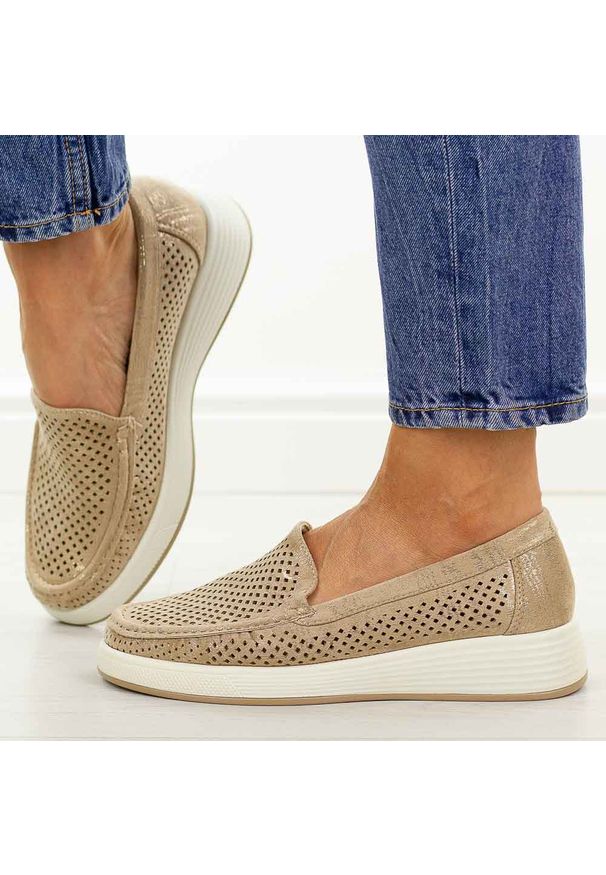 Złote ażurowe mokasyny damskie Sergio Leone Mk097H. Okazja: na spacer, na co dzień. Nosek buta: okrągły. Kolor: złoty. Materiał: skóra. Szerokość cholewki: normalna. Wzór: ażurowy. Sezon: wiosna, lato. Styl: casual, elegancki, klasyczny
