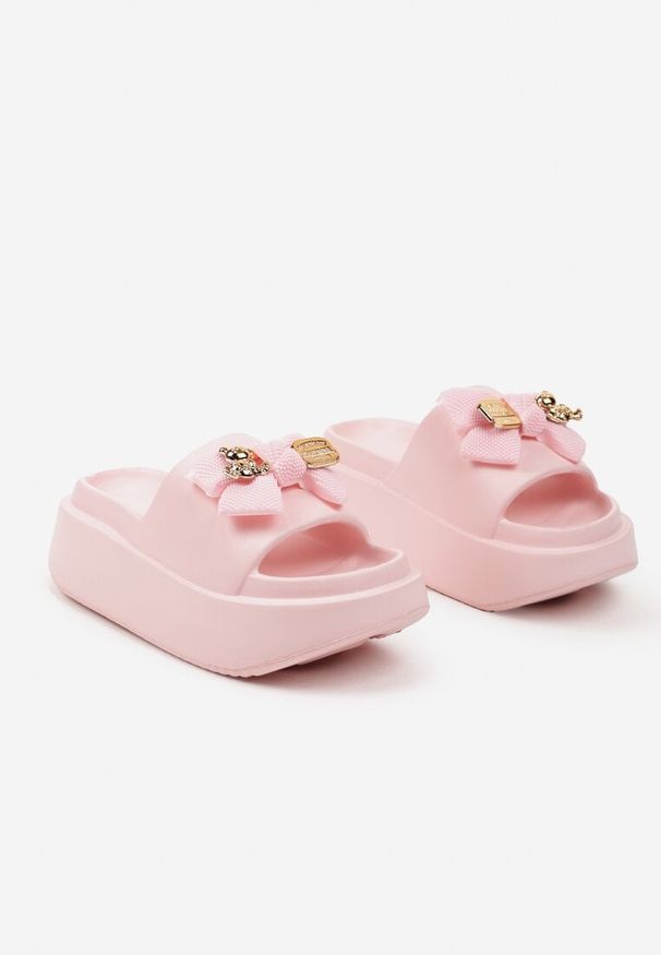 Renee - Różowe Klapki na Grubej Podeszwie z Aplikacją w Kształcie Kokardy Quilfea. Okazja: na co dzień, na plażę. Kolor: różowy. Materiał: jeans. Wzór: aplikacja. Styl: casual, klasyczny