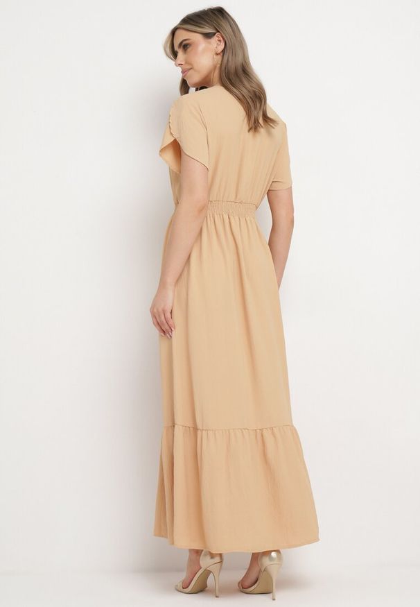 Born2be - Ciemnobeżowa Sukienka z Cienkimi Gumkami w Pasie Ozdobiona Guzikami z Rozcięciem i Falbanką Farcia. Okazja: na co dzień. Kolor: beżowy. Długość rękawa: krótki rękaw. Wzór: aplikacja. Typ sukienki: proste. Styl: casual, elegancki