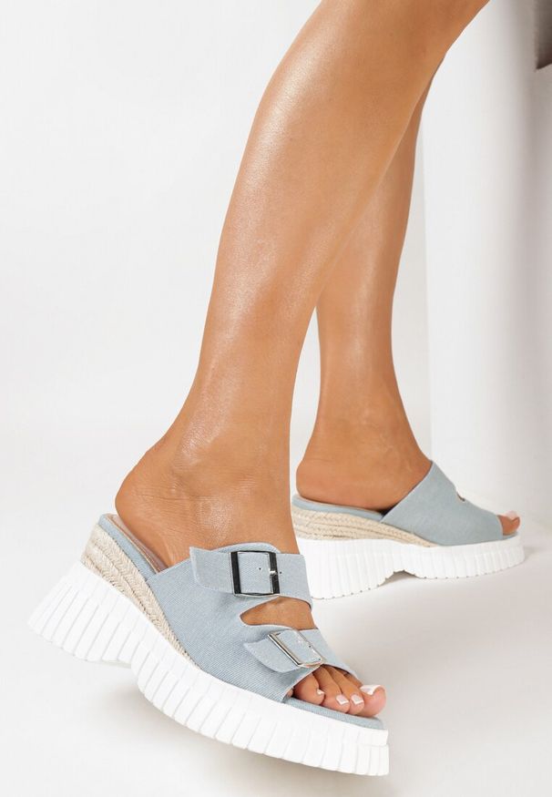 Born2be - Niebieskie Klapki na Koturnie Wsuwane z Klamrami przy Paseczkach Vezlira. Kolor: niebieski. Sezon: lato. Obcas: na koturnie. Styl: boho, elegancki