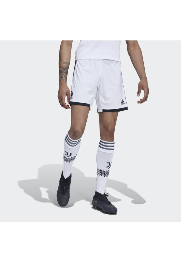 Spodenki do piłki nożnej męskie Adidas Juventus 22/23 Home Shorts. Kolor: biały, wielokolorowy, czarny. Materiał: materiał