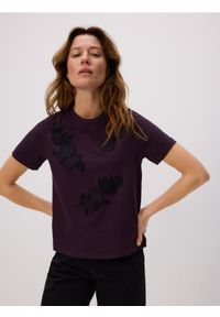 Reserved - T-shirt z aplikacjami - ciemnofioletowy. Kolor: fioletowy. Materiał: dzianina, bawełna. Wzór: aplikacja #1
