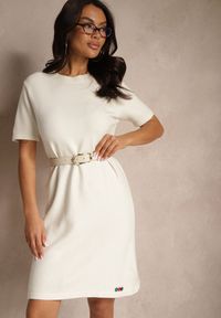 Renee - Biała T-shirtowa Sukienka z Wiskozowej Dzianiny z Ozdobnymi Guzikami Narossa. Okazja: na co dzień. Kolor: biały. Materiał: wiskoza, dzianina. Długość rękawa: krótki rękaw. Styl: casual, elegancki