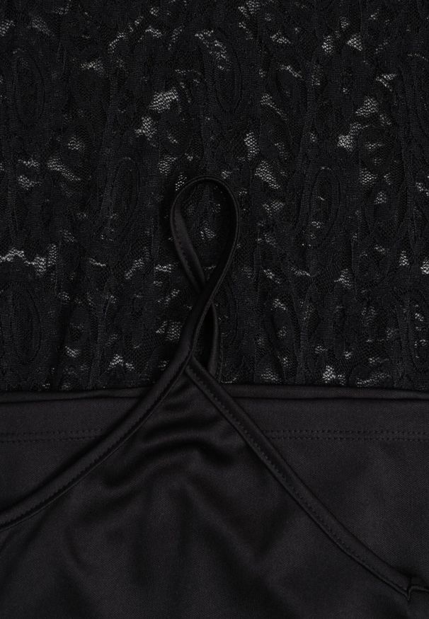 Born2be - Czarna Koronkowa Sukienka z Cienkim Paskiem i Rozkloszowanymi Rękawami Jovaila. Okazja: na co dzień. Typ kołnierza: kołnierz z falbankami. Kolor: czarny. Materiał: koronka. Długość rękawa: na ramiączkach. Wzór: koronka. Typ sukienki: rozkloszowane. Styl: klasyczny, casual